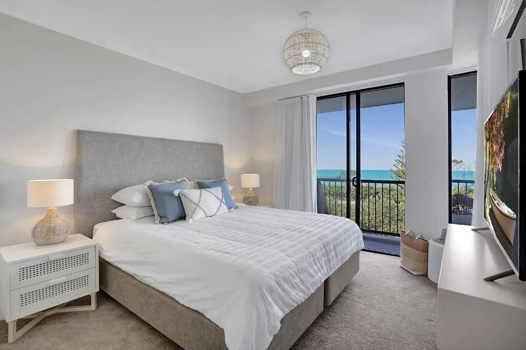 Panoramic Ocean View 2 Bed 2 Bath Apartment Alexandra Headland